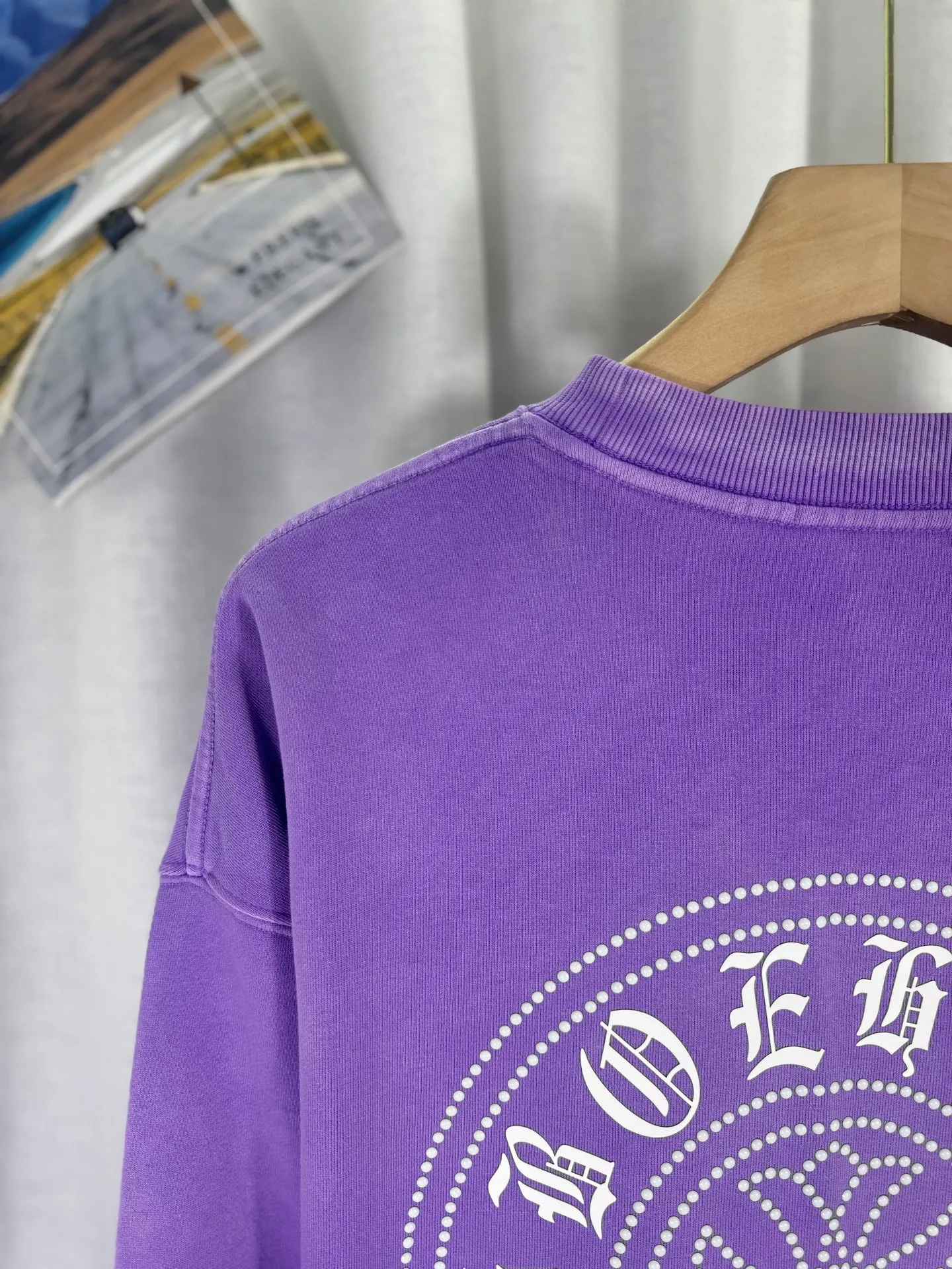 P280 top version, real shot without P, ​​different from market currency) 𝗖𝗵𝗿𝗼𝗺𝗲 𝗛𝗲𝗮𝗿𝘁𝘀/Croxin 2025 Autumn and Winter New Original Single Counter American 3D Rivets and Drill Couple Casual Sweater 👑The highest version! Customized fabric 430g tripe terry fabric! American-style pickled and distressed original fabric, laser-burned flowers, rivets and diamonds, exquisite embroidery of letters! The best-selling model in the counter, very comfortable to wear. Accessories: original molded and authenticated collar label➕100% silk wash label. Genuine purchase-grade original hangtag➕matching hanging rope➕3D hanging beads➕original packaging bag. Craftsmanship: The original version has consistent wiring! The highest version of the armhole matching technique! Color: Pink Black Green Purple Size: S M L XL Style Number: 25-363